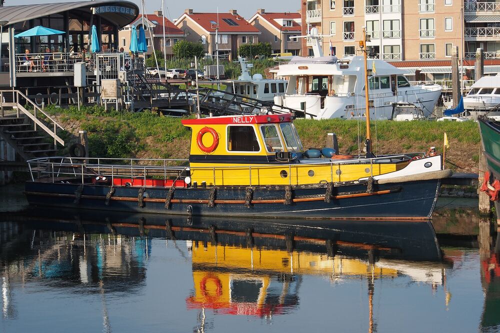 De sleepboot Nelly afgemeerd in de haven van Tholen