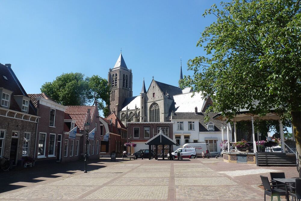 Het marktplein van Tholen met terrassen en de kerktoren erboven