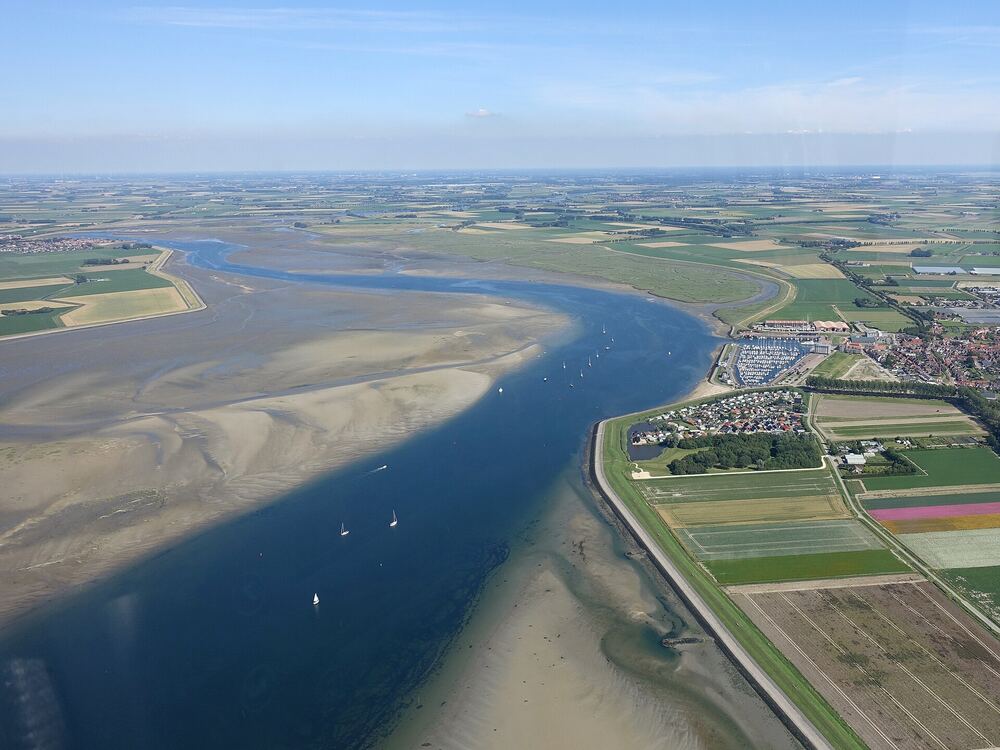 Luchtfoto van de Krabbenkreek met de zandplaten en polders bij Tholen